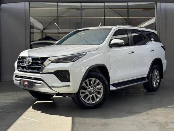TOYOTA HILUX SW4 2.8 D-4D TURBO DIESEL SRX 7L 4X4 AUTOMÁTICO
